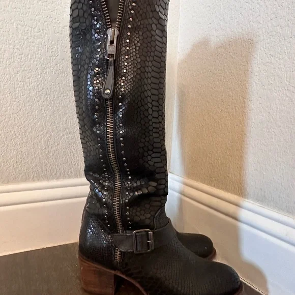 Freebird Carson Black Snake Textured Heeled Boots - Picture 6 of 11